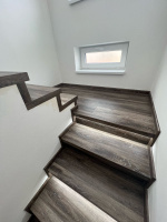  Schody-z-vinylu-BUKOMA-CLICK-Dub-Tmavy s LED